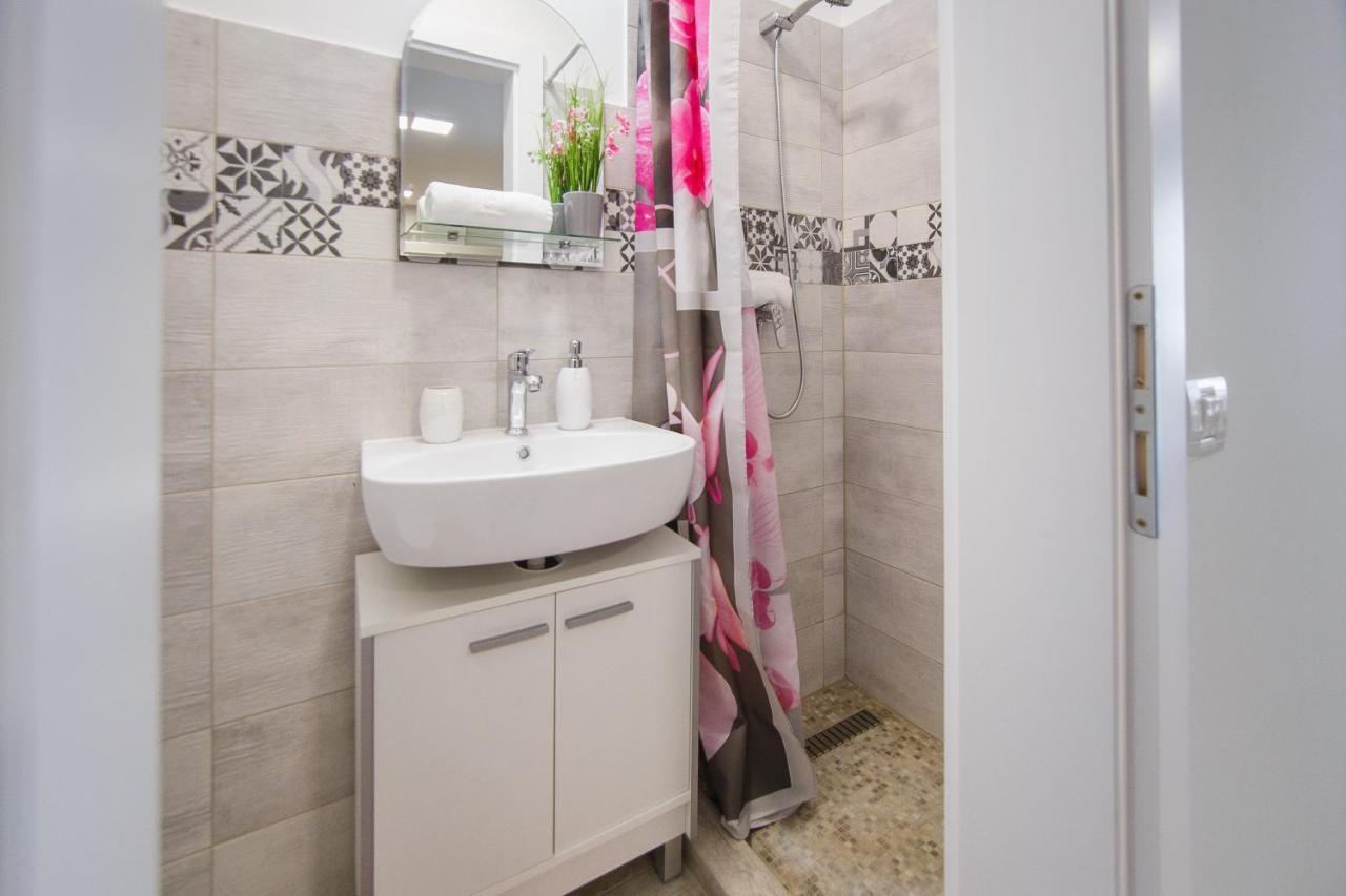 Retreat To A Stylish Home At West Residence Oradea Luaran gambar