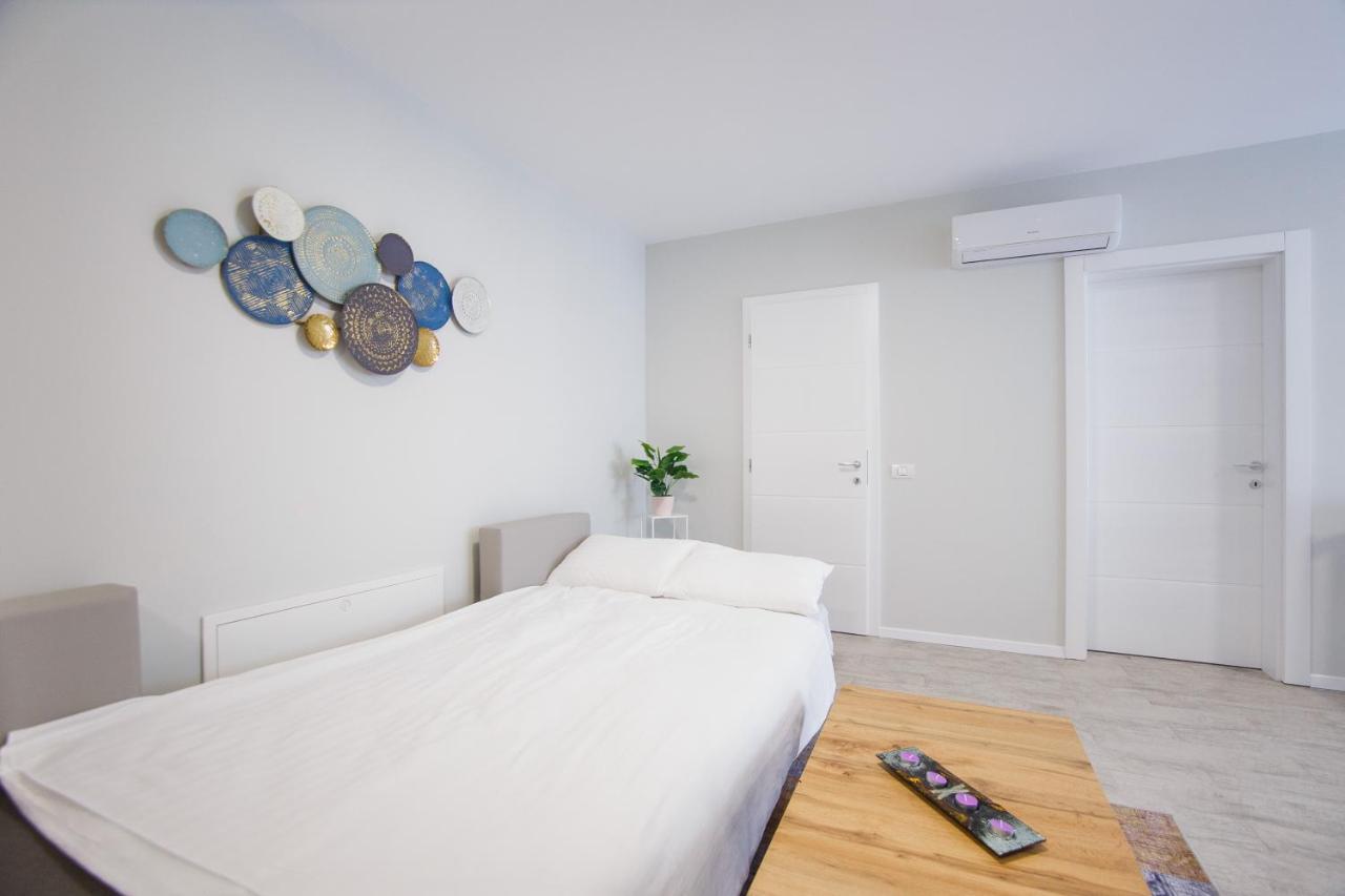 Retreat To A Stylish Home At West Residence Oradea Luaran gambar