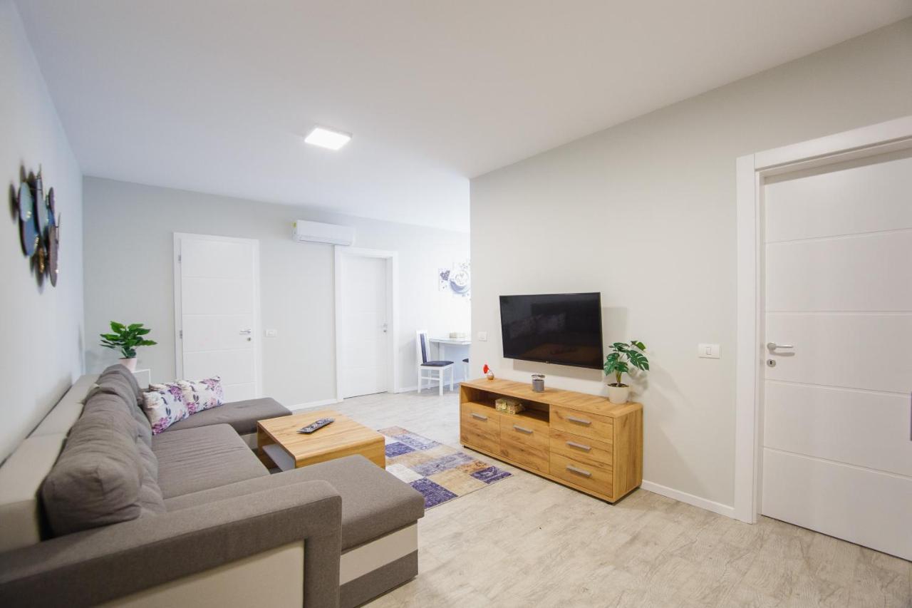 Retreat To A Stylish Home At West Residence Oradea Luaran gambar