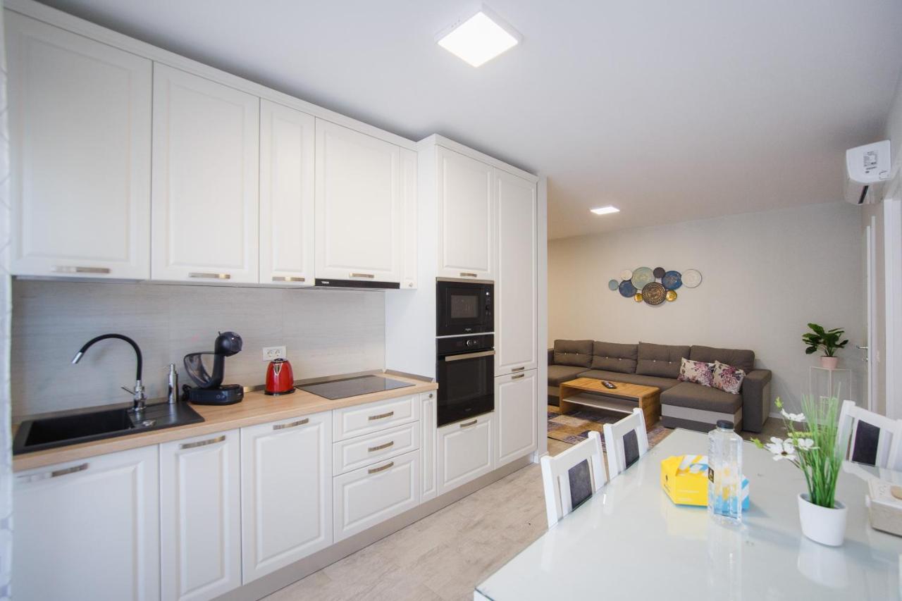 Retreat To A Stylish Home At West Residence Oradea Luaran gambar
