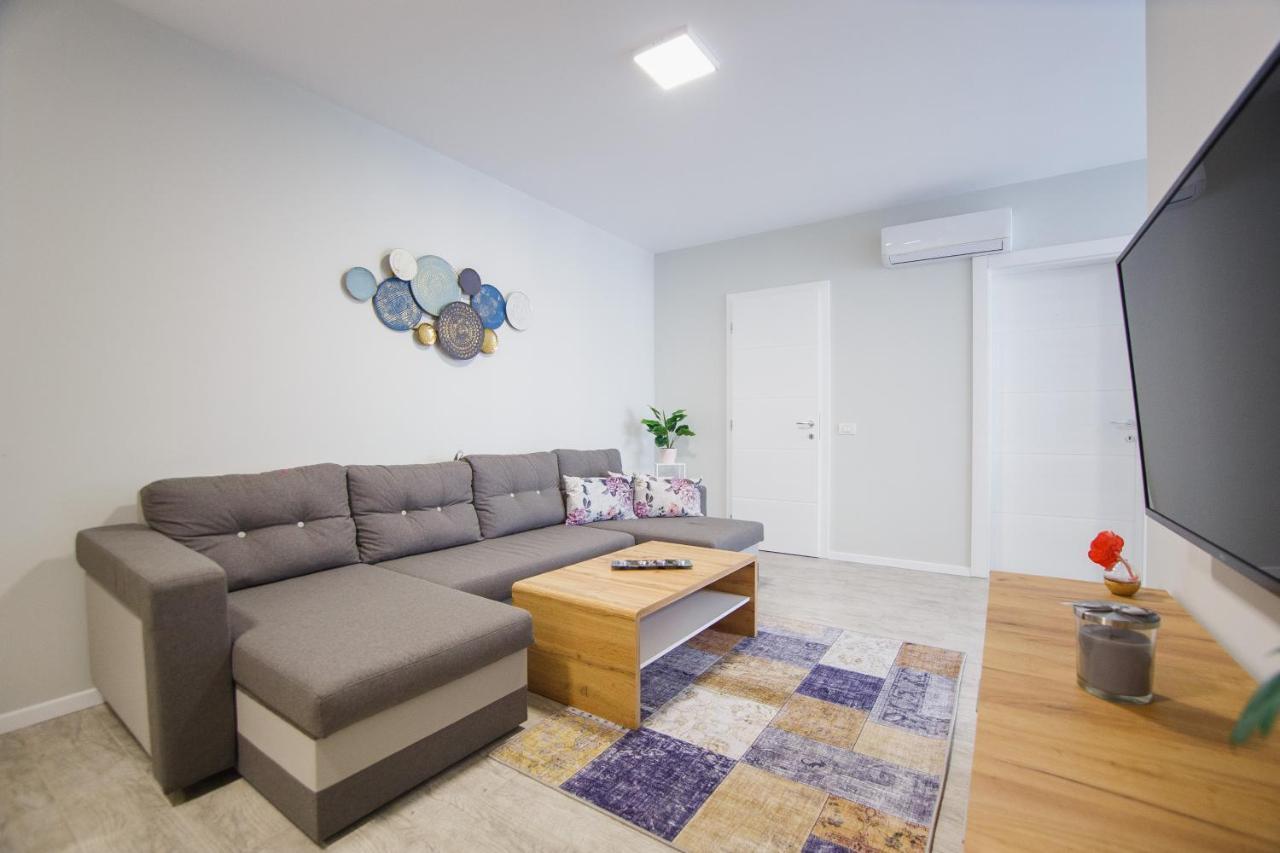 Retreat To A Stylish Home At West Residence Oradea Luaran gambar
