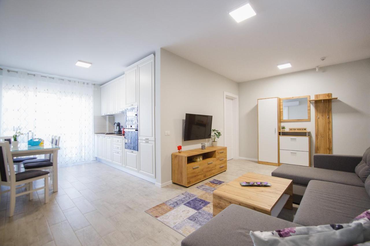 Retreat To A Stylish Home At West Residence Oradea Luaran gambar
