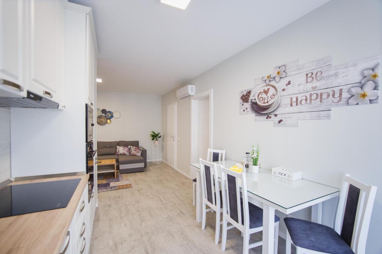 Retreat To A Stylish Home At West Residence Oradea Luaran gambar